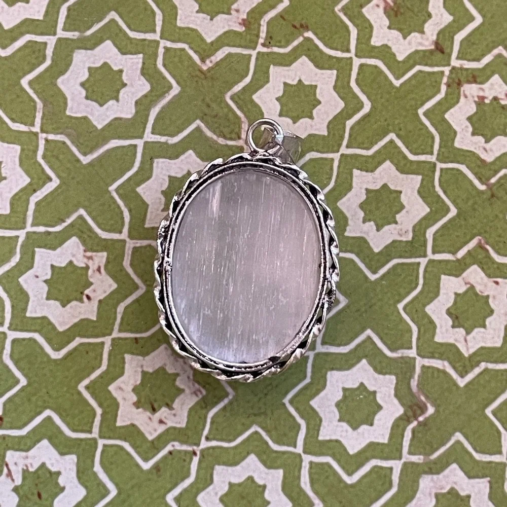 Natural Rough Selenite Oval Vintage Style 925 Silver Plated Pendant – Brand New - Picture 5 of 7